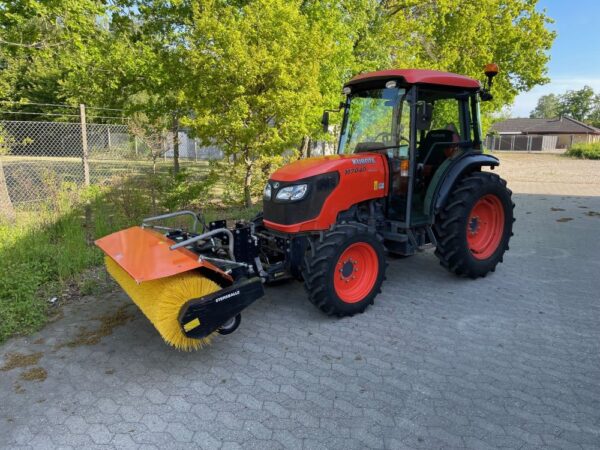 Brugt Kubota M7040 med kost