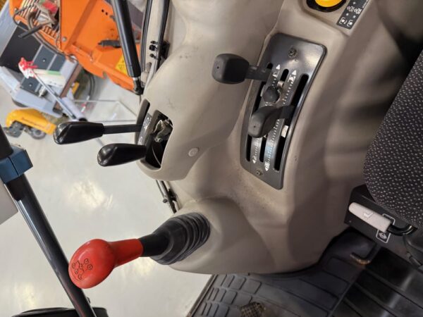 Brugt Kubota M7040 med kost - Image 15