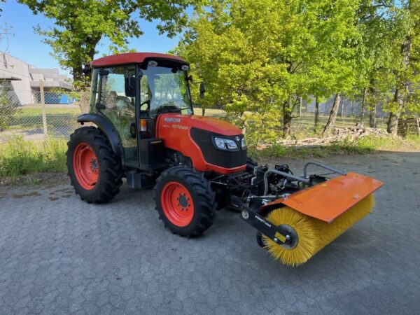 Brugt Kubota M7040 med kost - Image 2