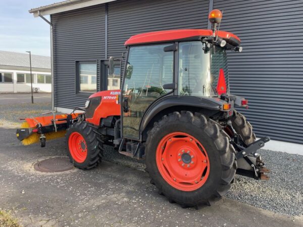 Brugt Kubota M7040 med kost - Image 3